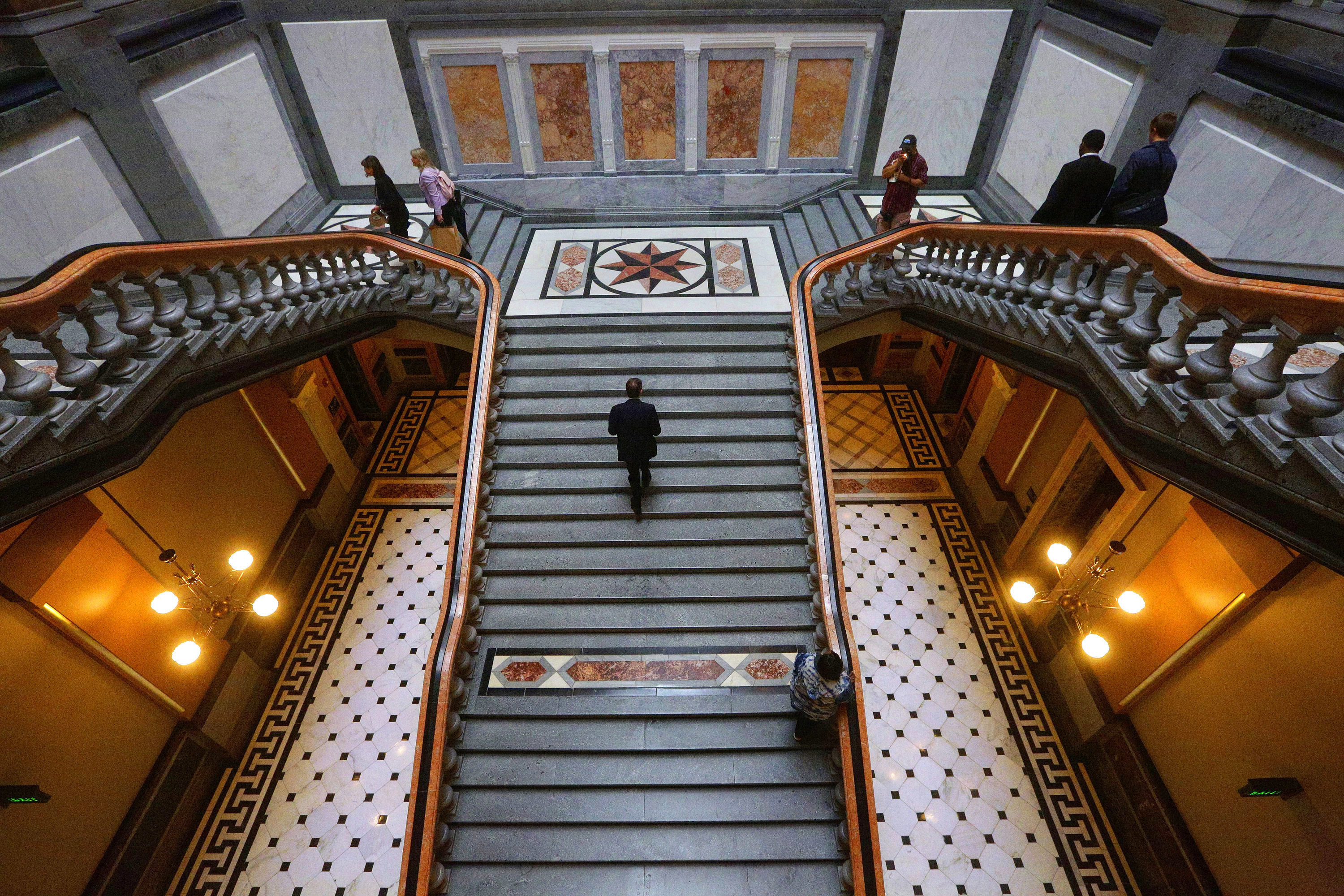 Lawmakers should look outside of Springfield when choosing fiscal watchdog