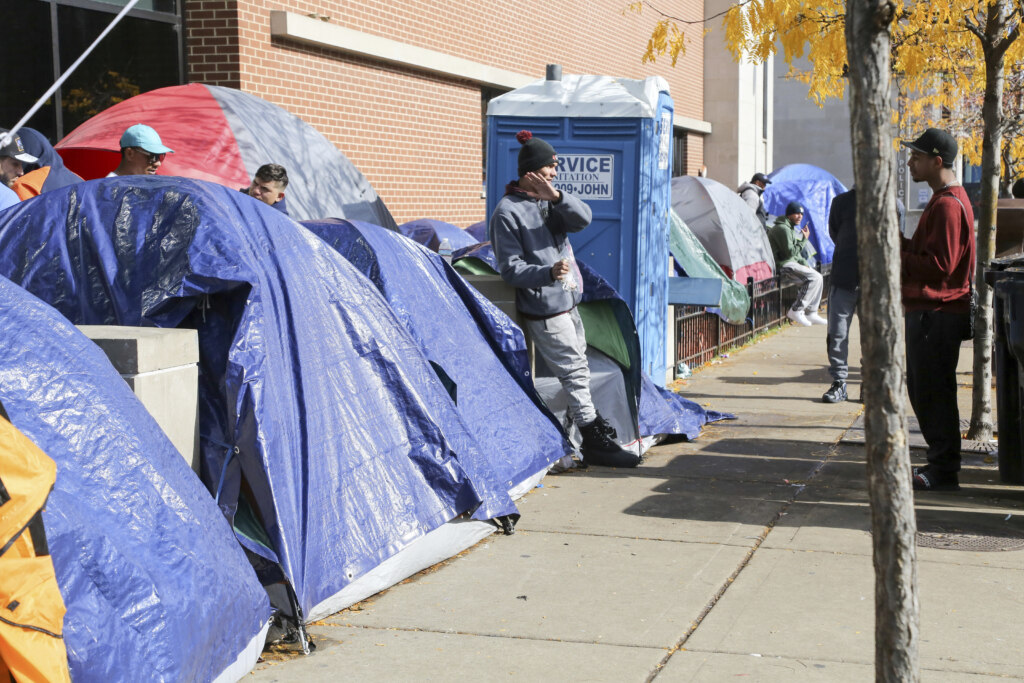 选民以2比1的比例反对芝加哥市长的帐篷城计划